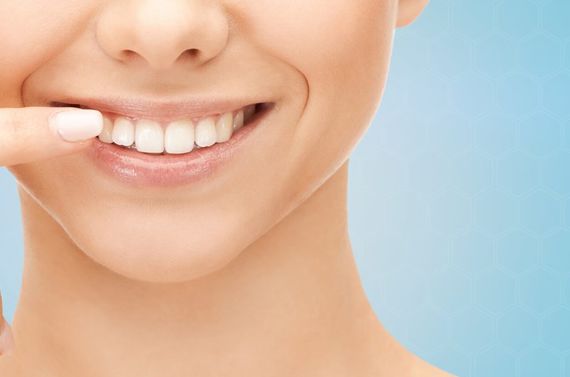 女性のきれいな歯