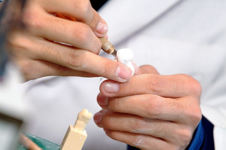 歯を削っています